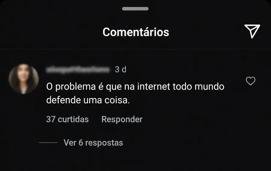 Comentário dizendo que na internet todo mundo defende uma coisa